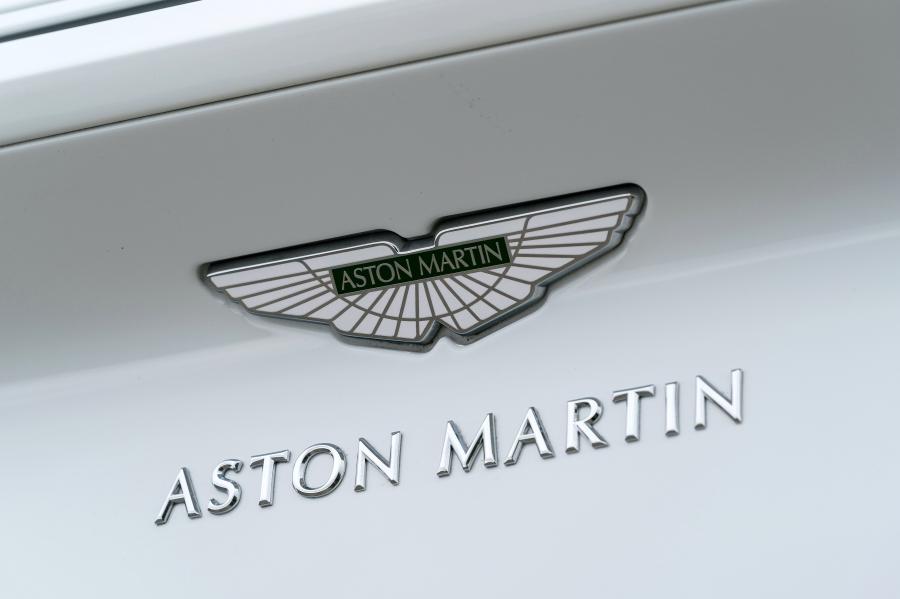 Логотип Aston Martin DB11 V8 2017 года  (UK) (фото 19 из 40)